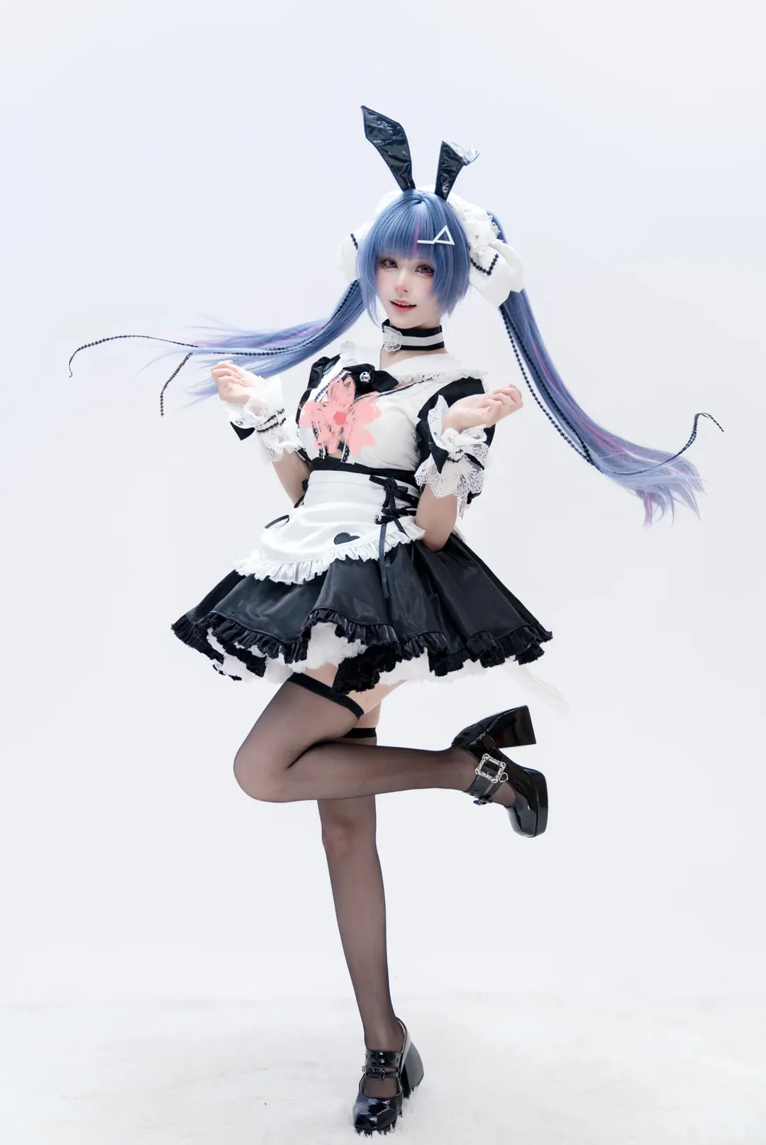 【萨里cos】碧蓝航线的蓝色小兔，俏皮女仆装登场 - 第 1 张