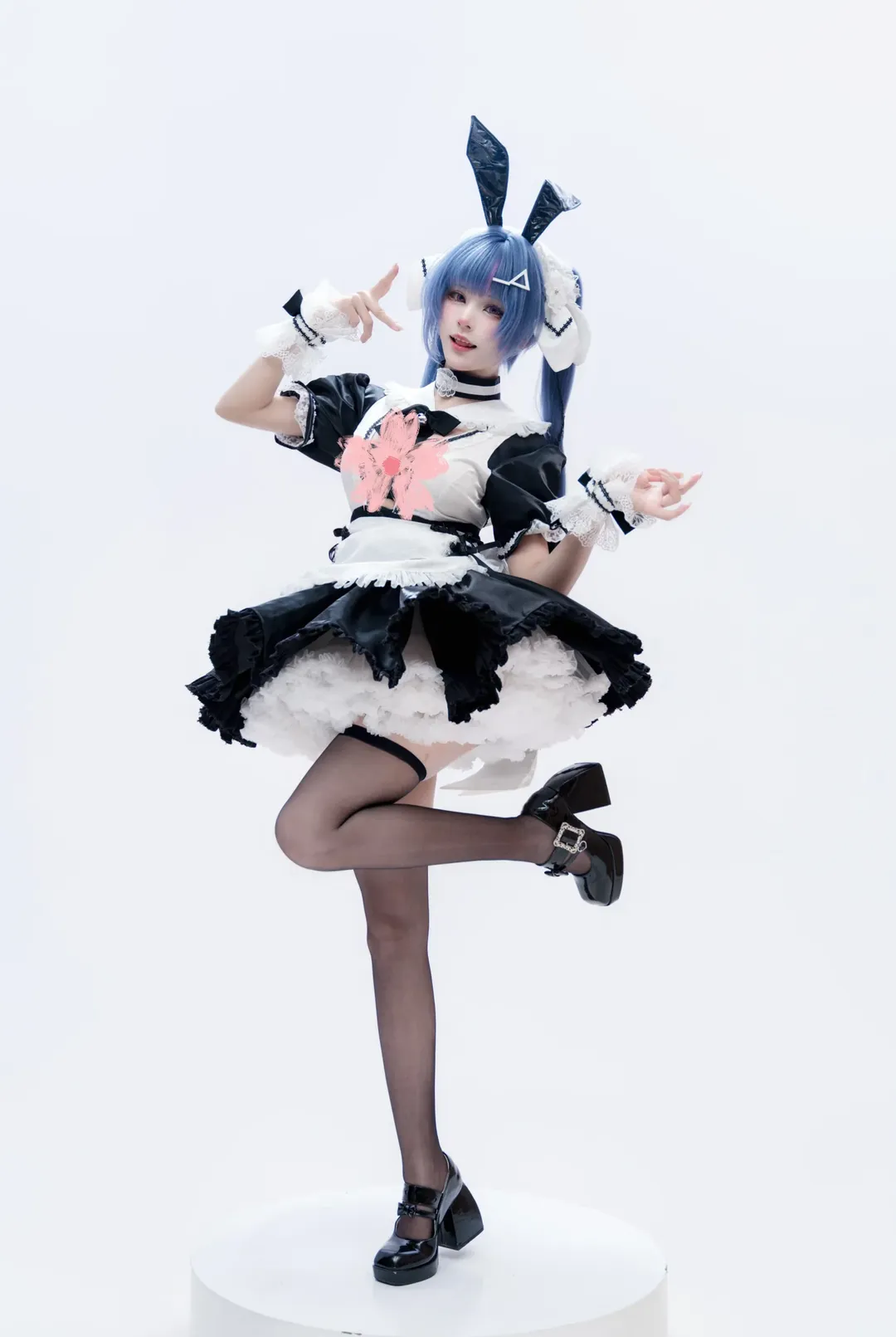 【萨里cos】碧蓝航线的蓝色小兔，俏皮女仆装登场 - 第 4 张