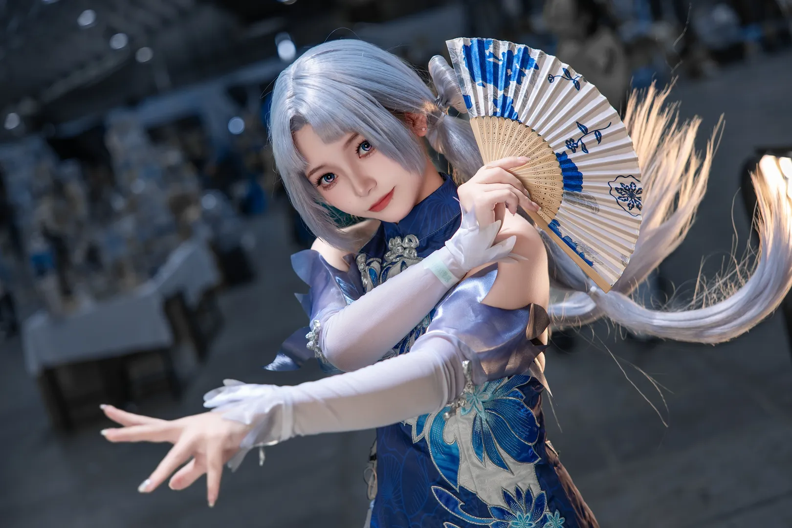 【殷紫萍cos】永劫无间青花瓷韵，折扇轻摇入江湖 - 第 1 张