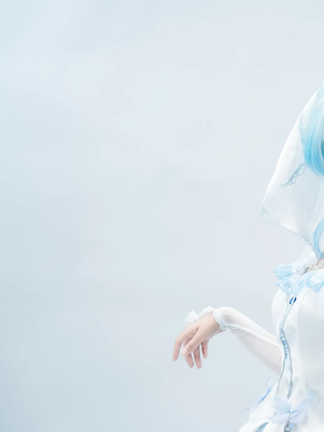 【守岸人cos】鸣潮守岸人同人，感受白棚的纯粹光影 - 第 1 张