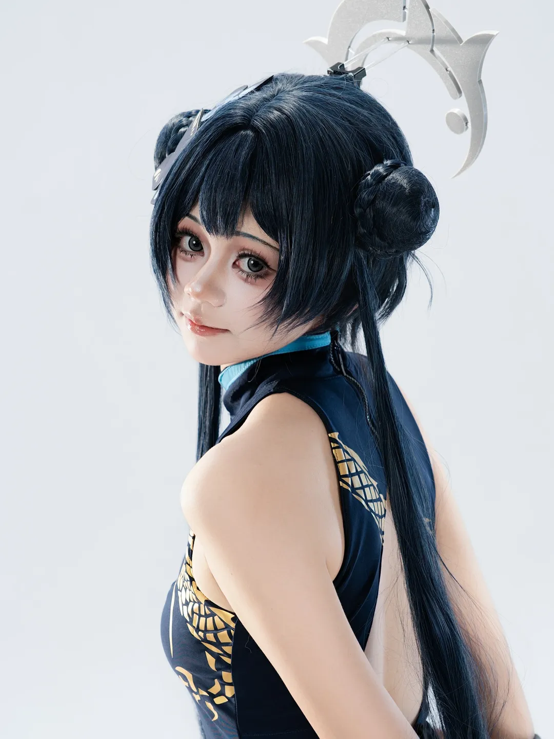 【妃咲cos】蔚蓝档案 深蓝旗袍与长枪的冷峻交织 - 第 1 张