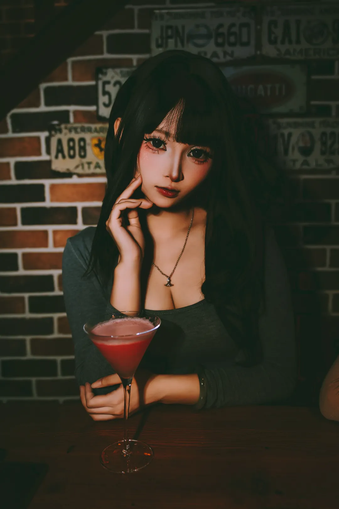 酒吧微醺氛圍感之夜 黑長直紅眼妝的慵懶時刻 - 第 1 張