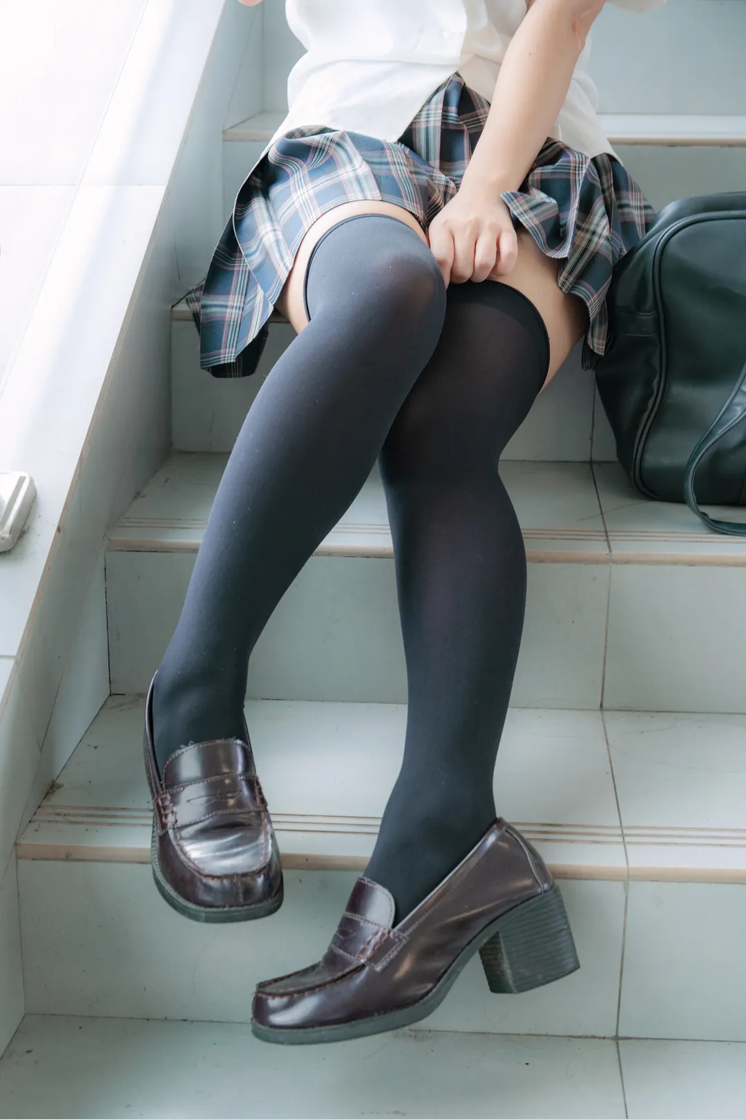 楼梯间里的日式小清新 这套JK制服和过膝袜穿搭分享 - 第 1 张