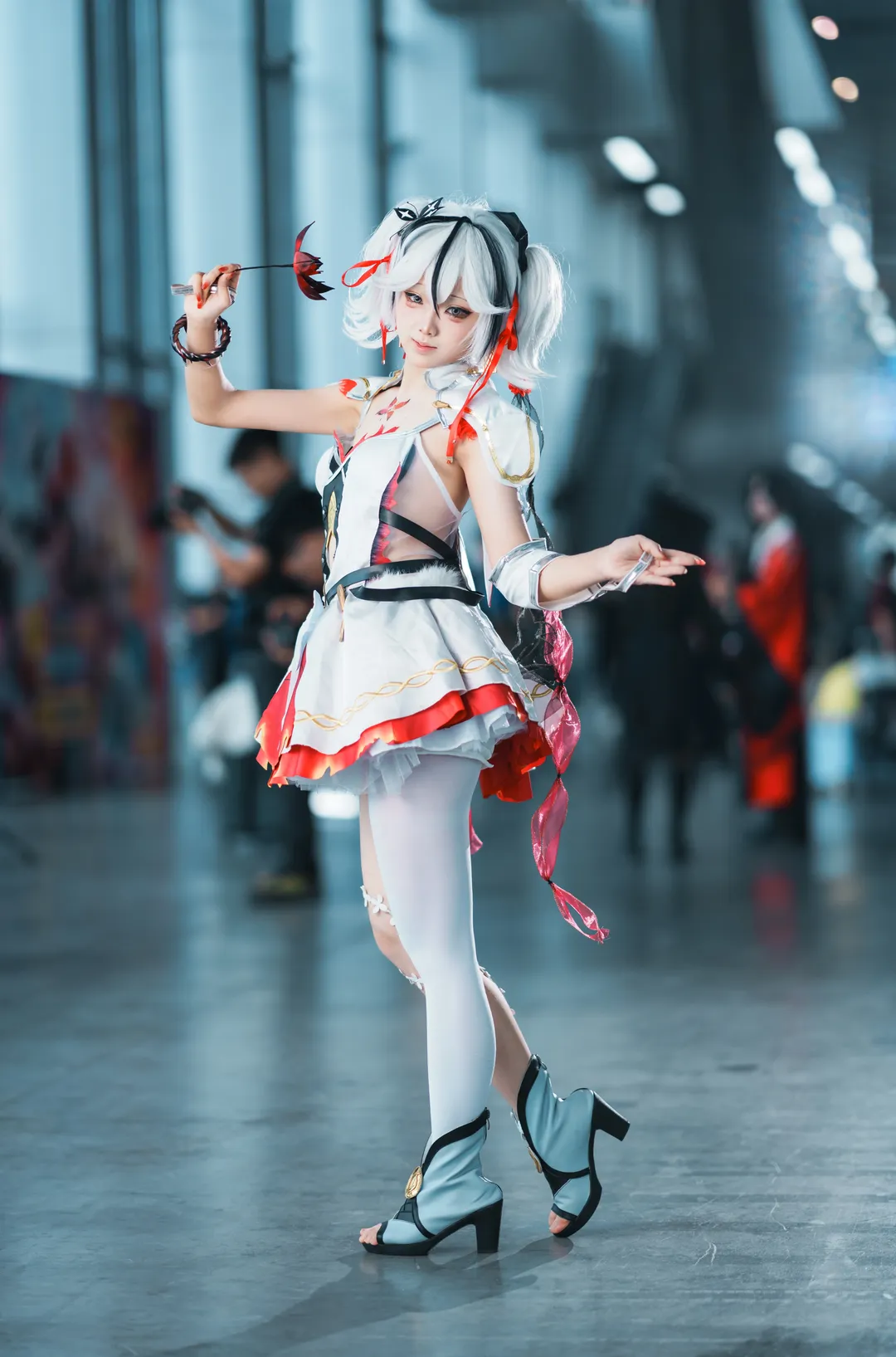 【椿cos】鸣潮椿萤火虫漫展返图，白丝与红黑绑带的视觉碰撞