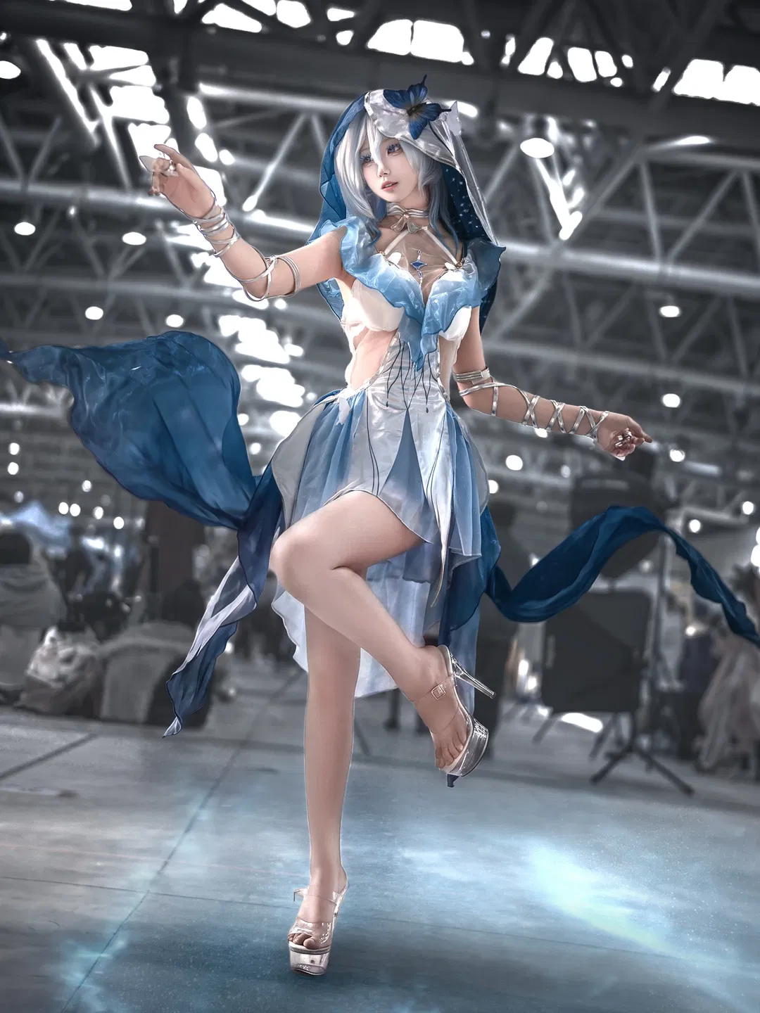 【守岸人cos】鸣潮蓝白裙摆下的动态瞬间 - 第 1 张