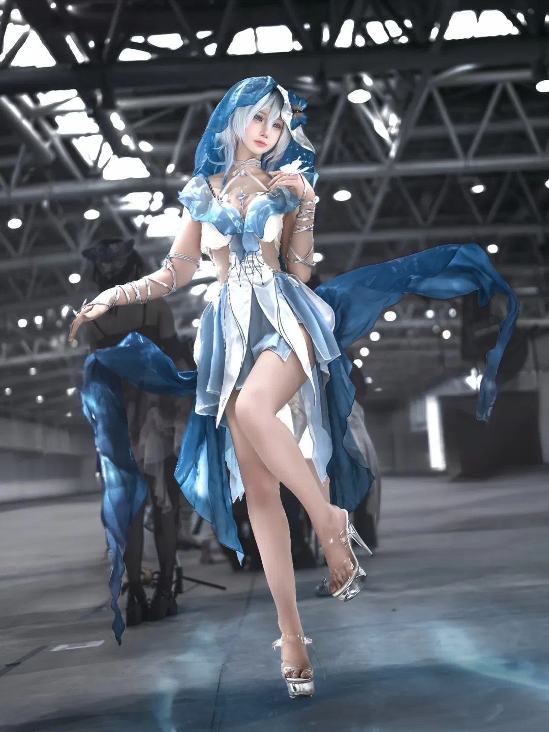【守岸人cos】鸣潮蓝白裙摆下的动态瞬间 - 第 3 张