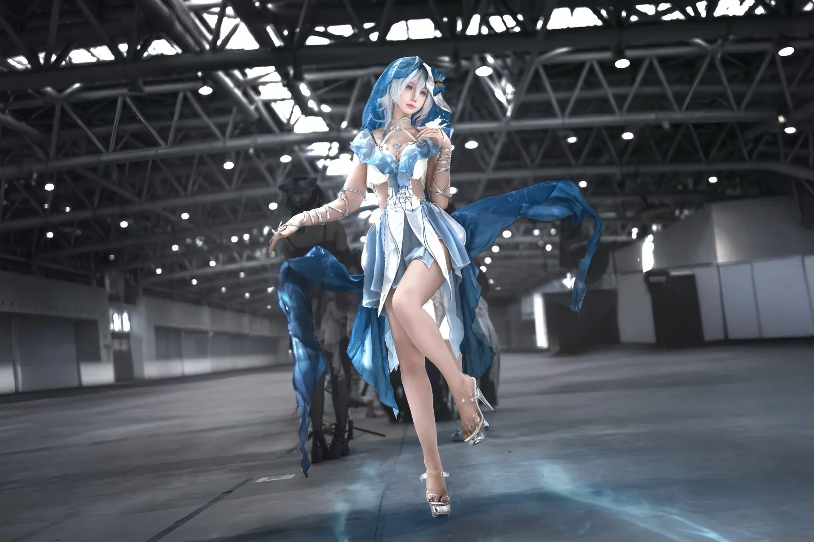 【守岸人cos】鸣潮蓝白裙摆下的动态瞬间 - 第 4 张