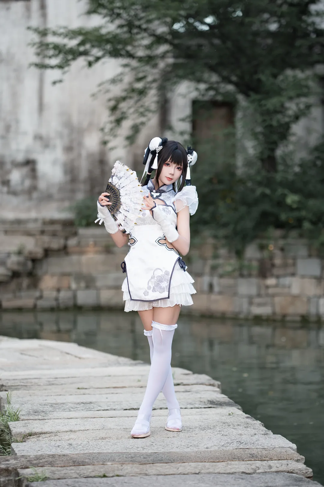 【殷紫萍cos】悬壶济世的白衣少女，在江南水乡的拍摄分享 - 第 1 张