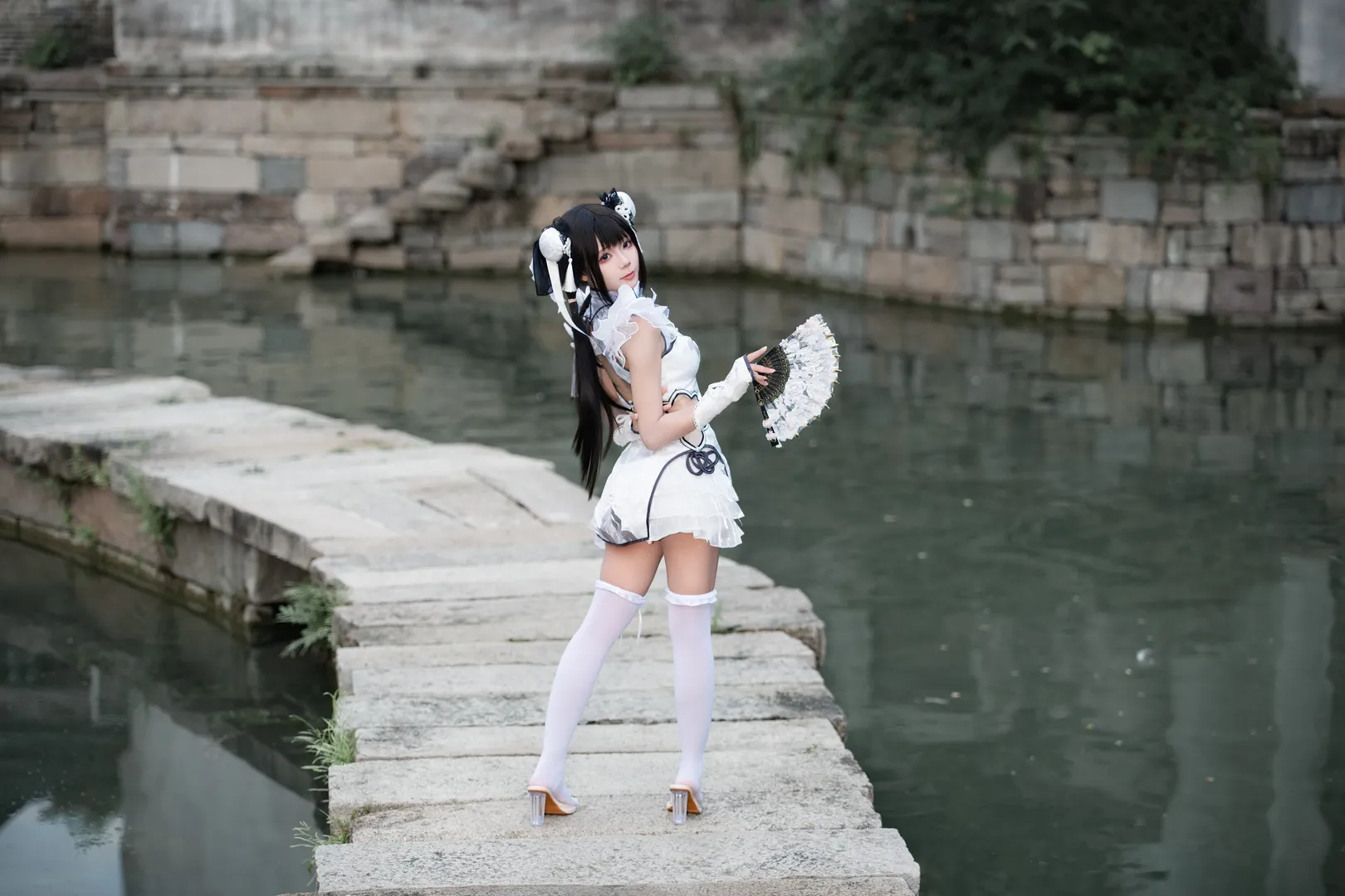 【殷紫萍cos】悬壶济世的白衣少女，在江南水乡的拍摄分享 - 第 5 张