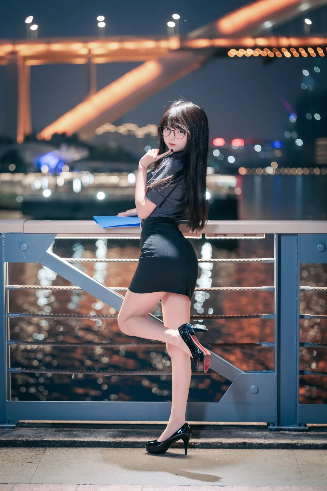 这套OL制服穿搭很有夜色氛围感 - 第 1 张