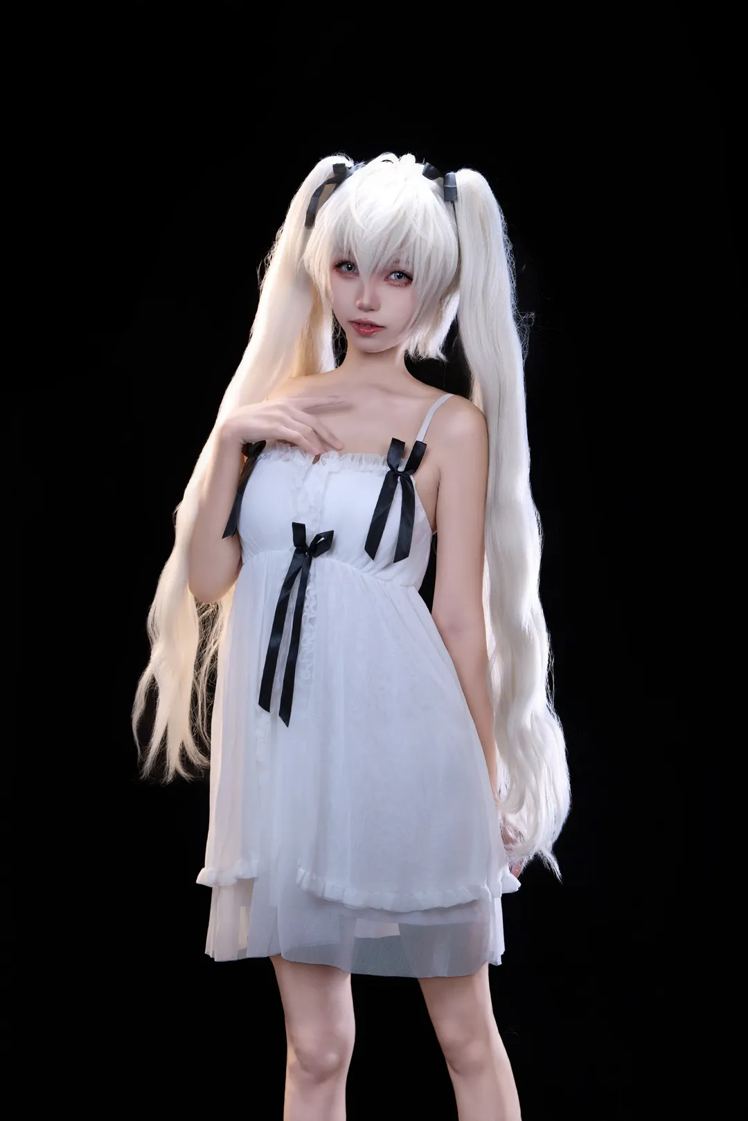【穹妹cos】白裙黑絲帶的經典還原，這次的黑背景氛圍感很足 - 第 1 張