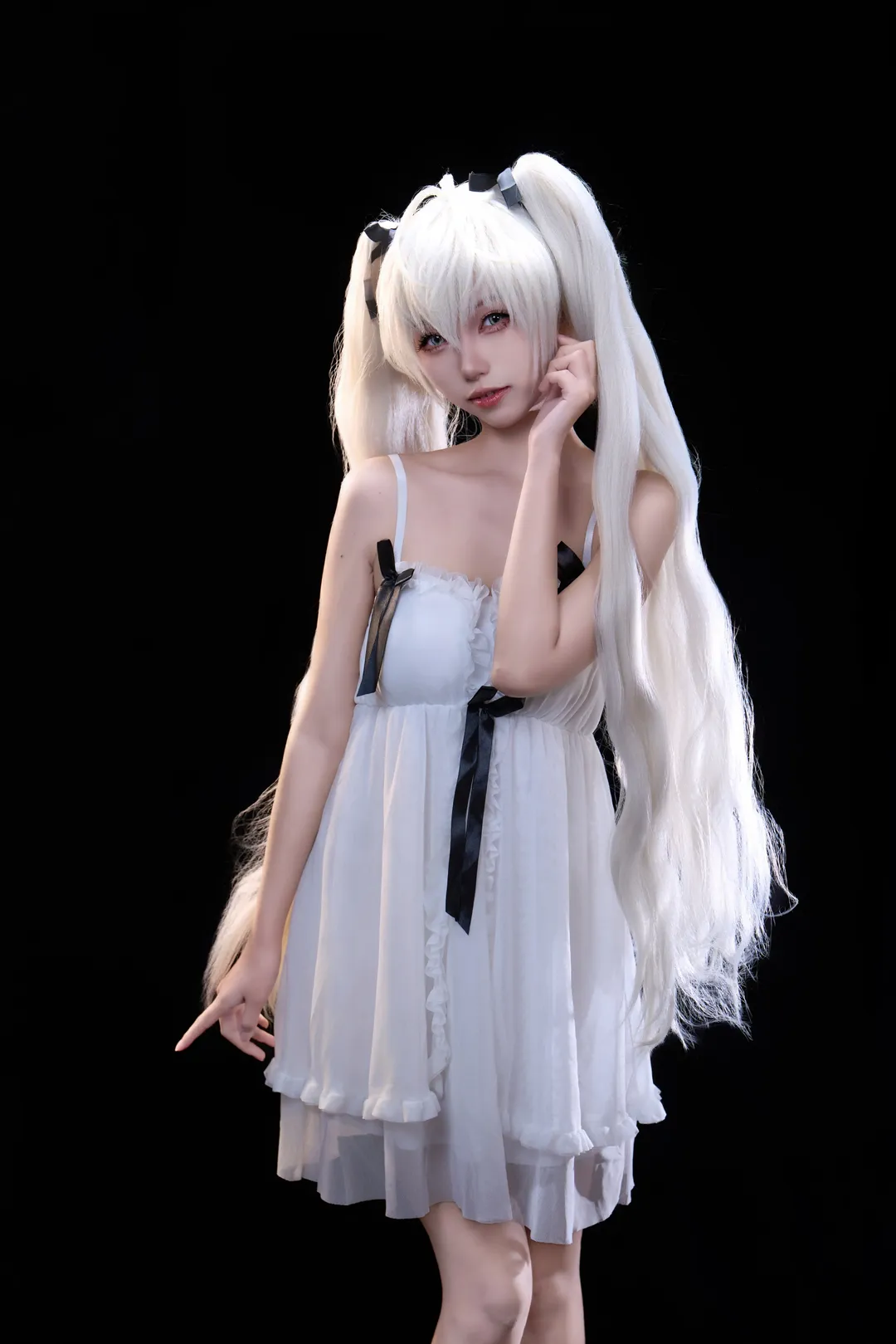【穹妹cos】白裙黑絲帶的經典還原，這次的黑背景氛圍感很足 - 第 3 張