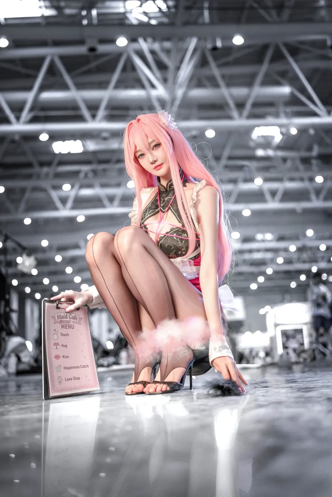 【薇尔维特cos】nikke漫展场照，女仆黑丝与反光地面的视觉碰撞 - 第 1 张