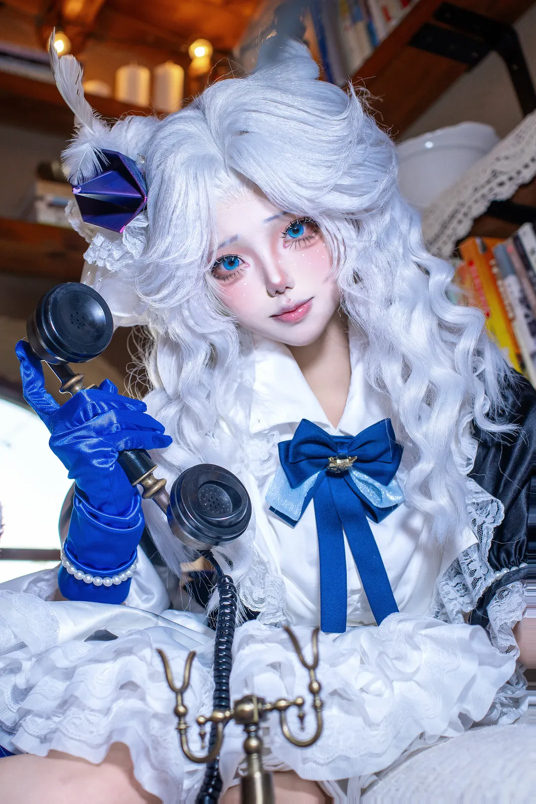 【小诗人cos】第五人格小女孩，复古电话前的蓝白穿搭 - 第 1 张