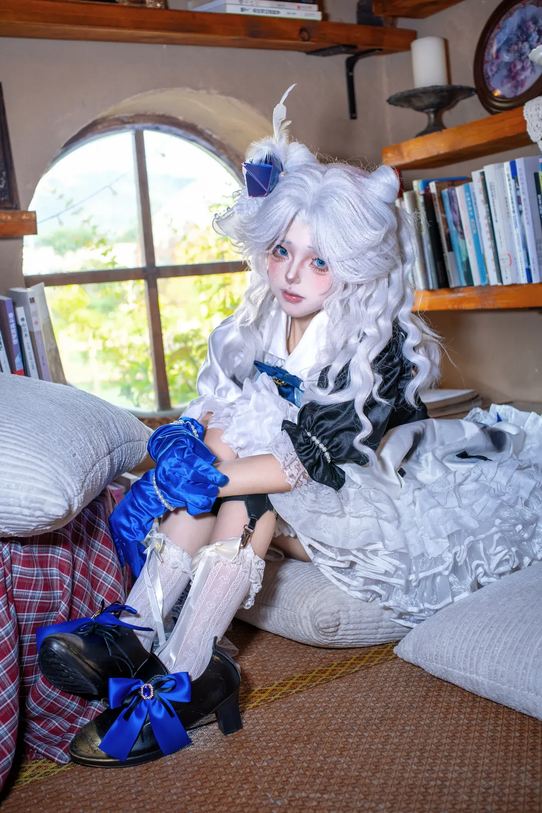 【小诗人cos】第五人格小女孩，复古电话前的蓝白穿搭 - 第 2 张