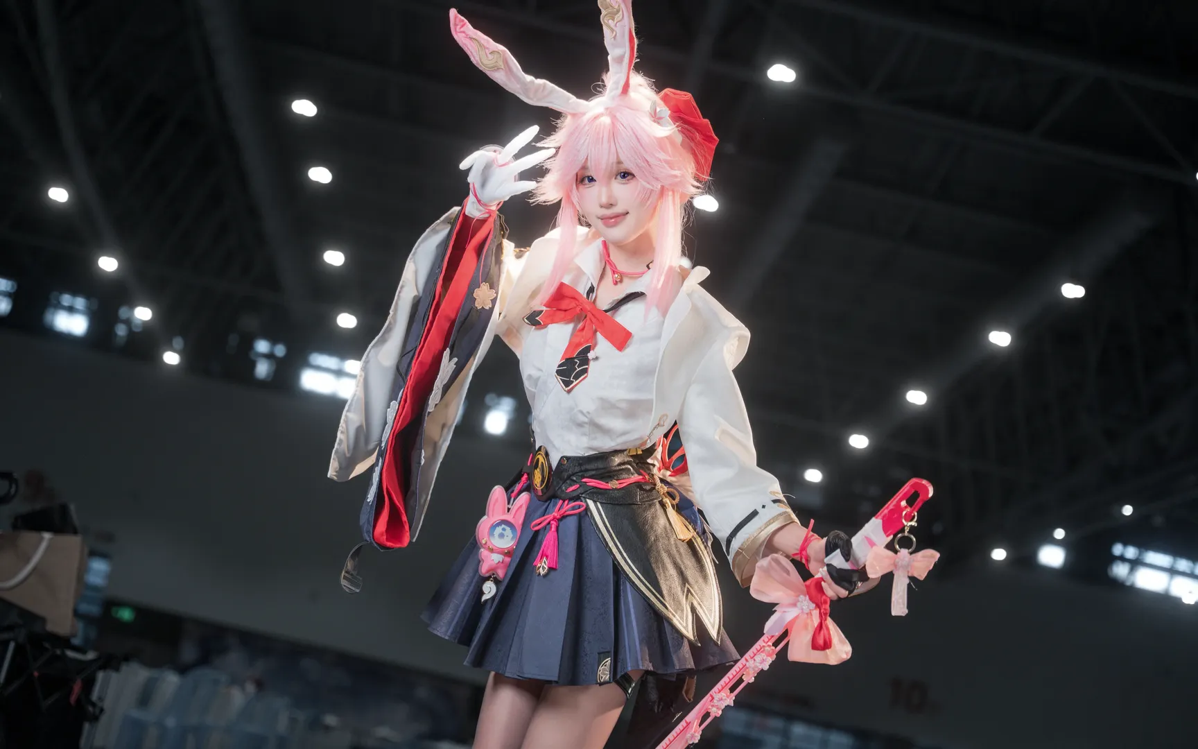 ピンクのうさ耳の魔法使いコスプレのスタイリング、イベント写真の光と影の下での絶美なショット - 1 枚目