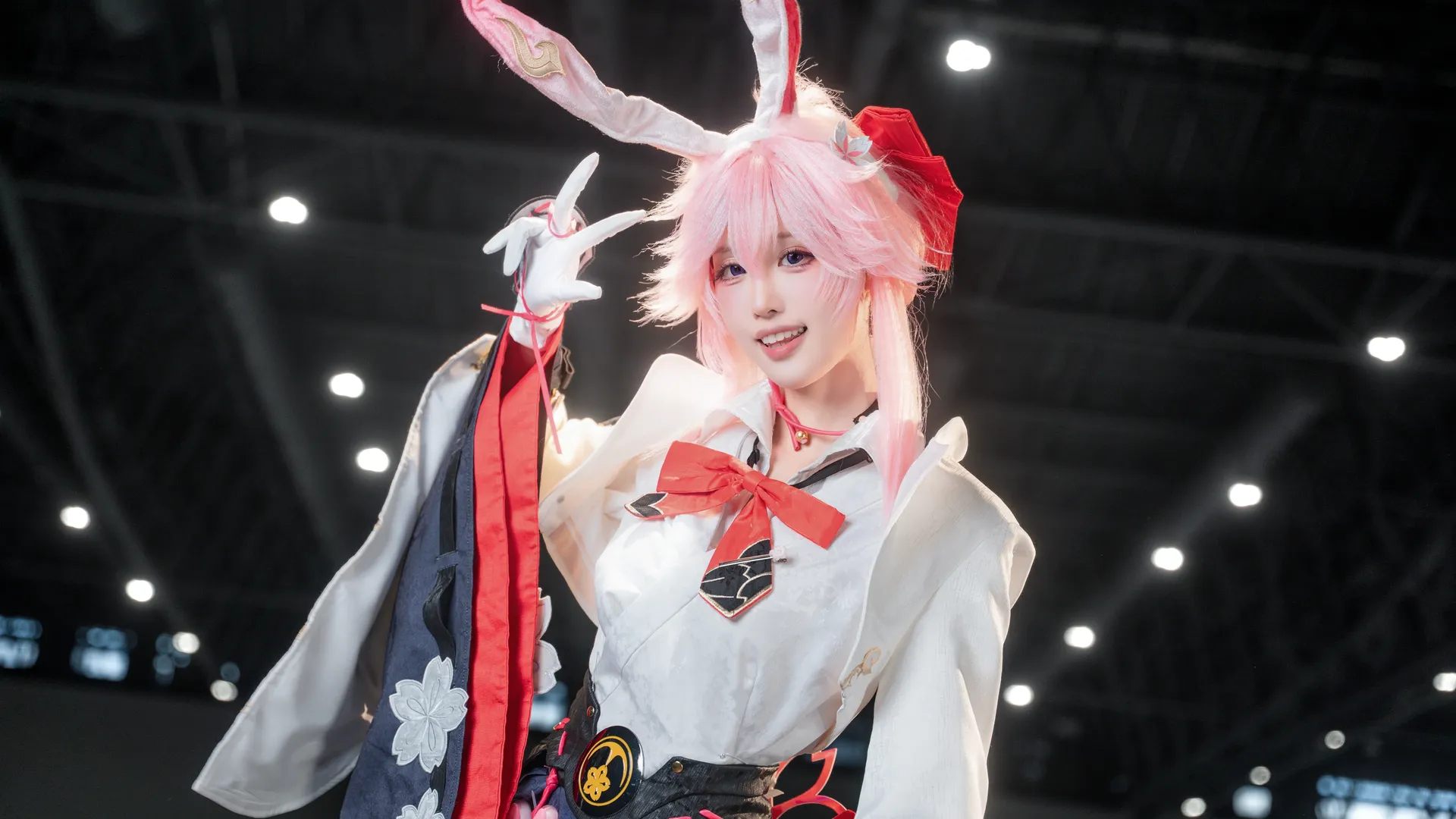 ピンクのうさ耳の魔法使いコスプレのスタイリング、イベント写真の光と影の下での絶美なショット - 2 枚目
