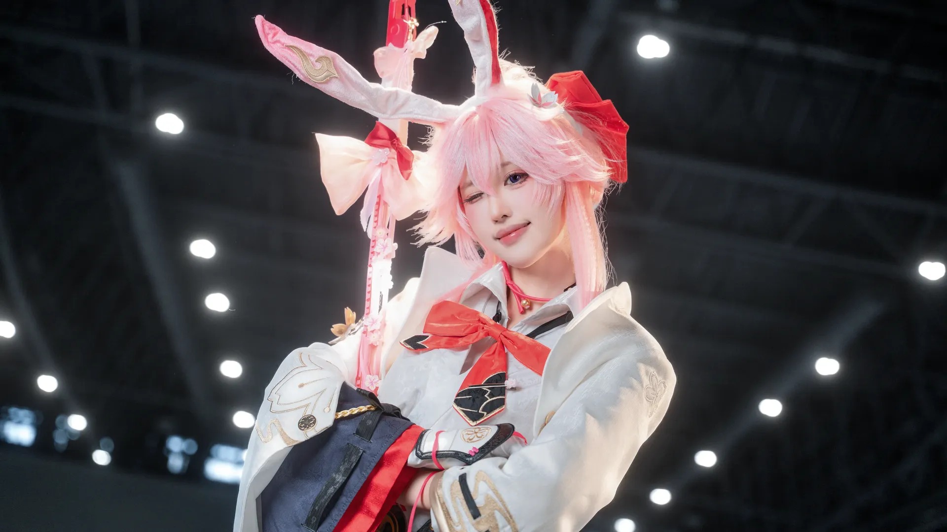 ピンクのうさ耳の魔法使いコスプレのスタイリング、イベント写真の光と影の下での絶美なショット - 3 枚目
