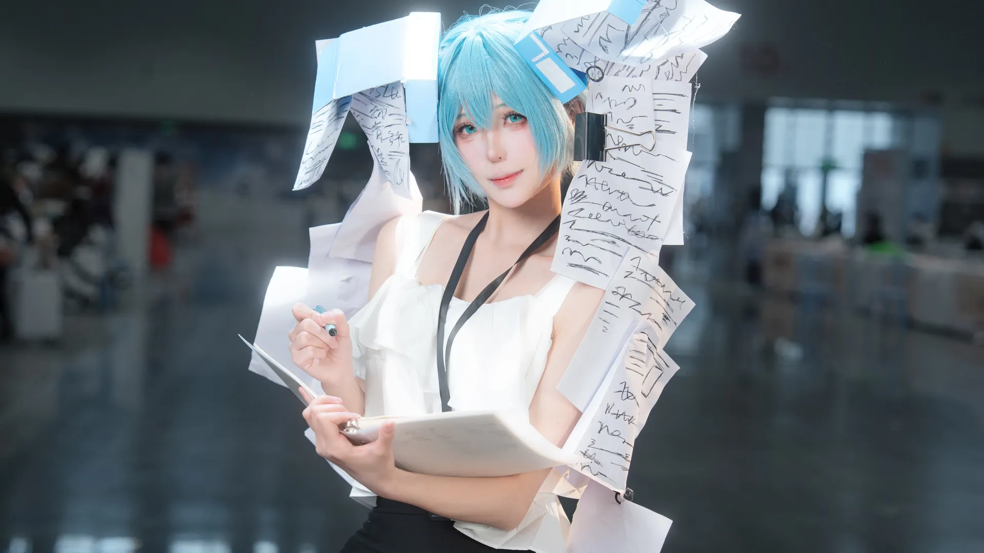 【米库cos】办公风黑丝造型，在空旷展馆拍职场大片 - 第 2 张