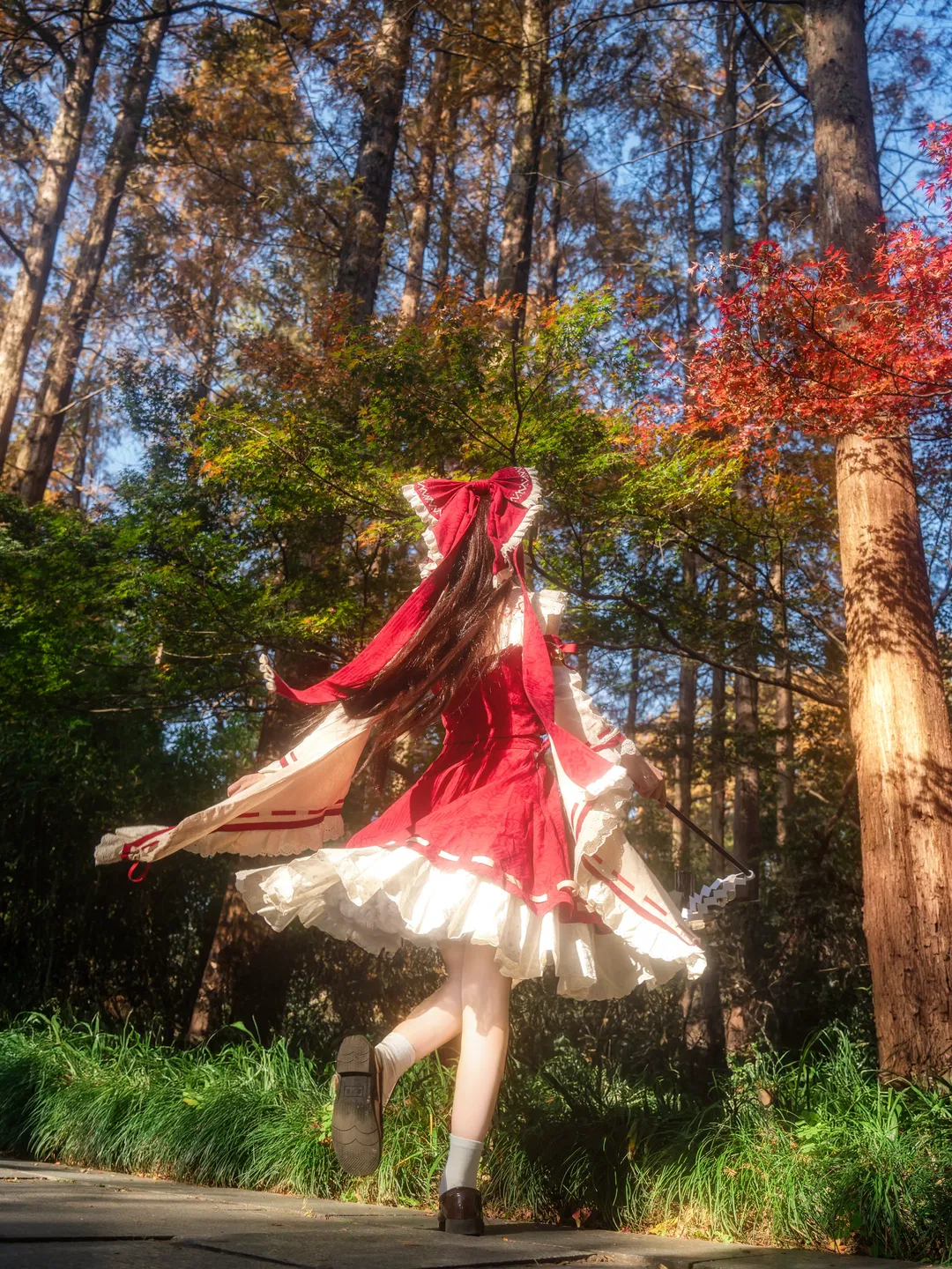 【博麗靈夢cos】紅白巫女與秋日楓葉林 - 第 1 張