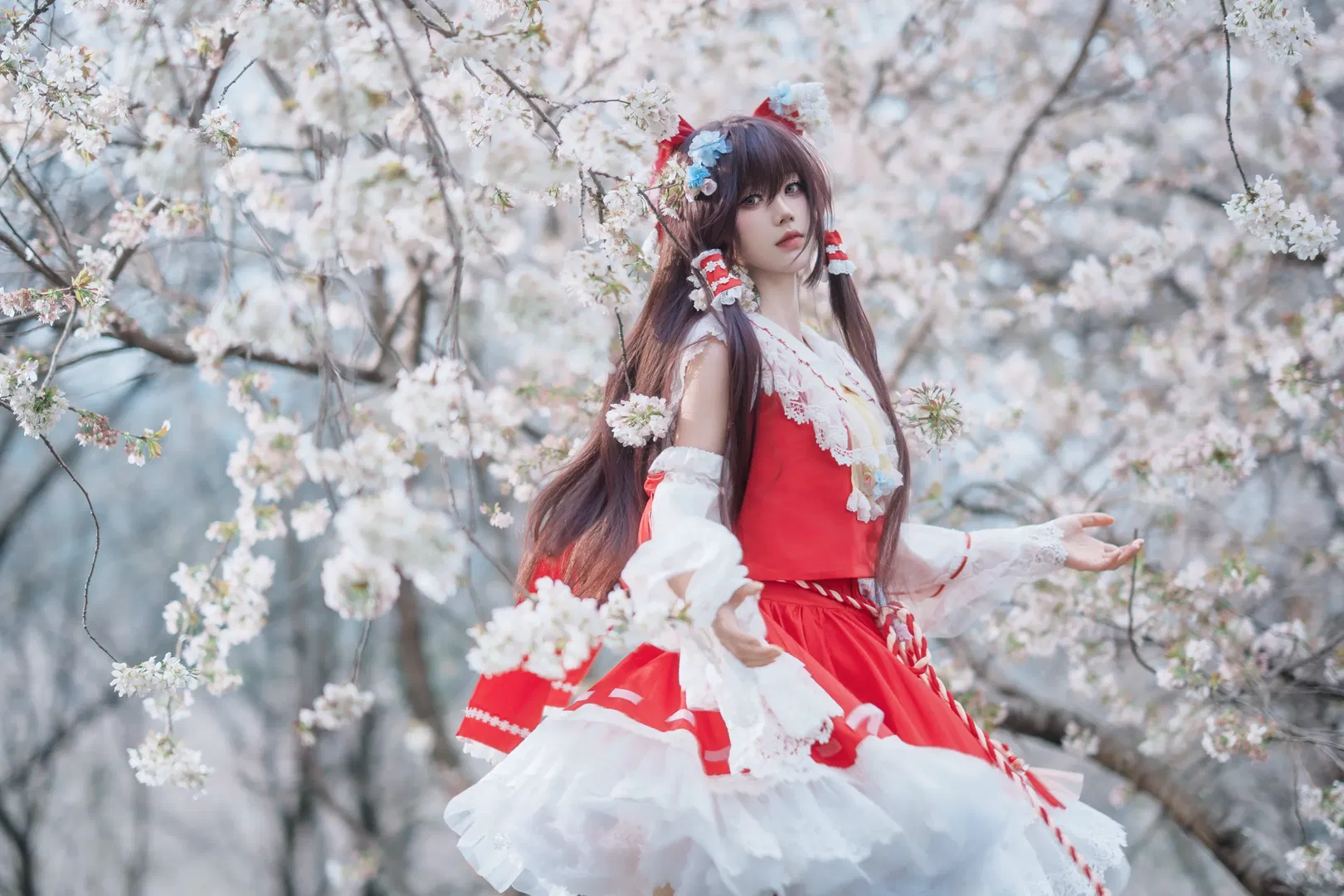 【博丽灵梦cos】幻想乡的樱花，漫过红白巫女的衣摆 - 第 3 张