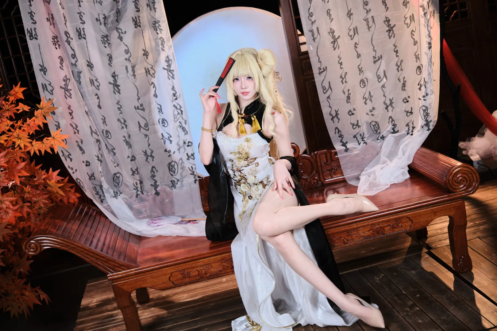 【皇冠cos】黑金刺绣白裙与红枫的国风碰撞 - 第 3 张