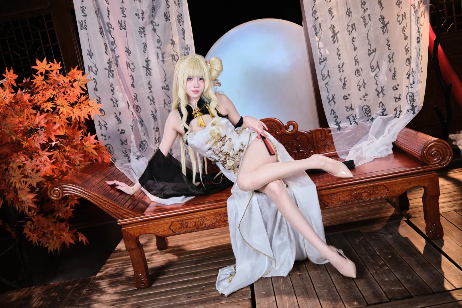 【皇冠cos】黑金刺绣白裙与红枫的国风碰撞 - 第 7 张