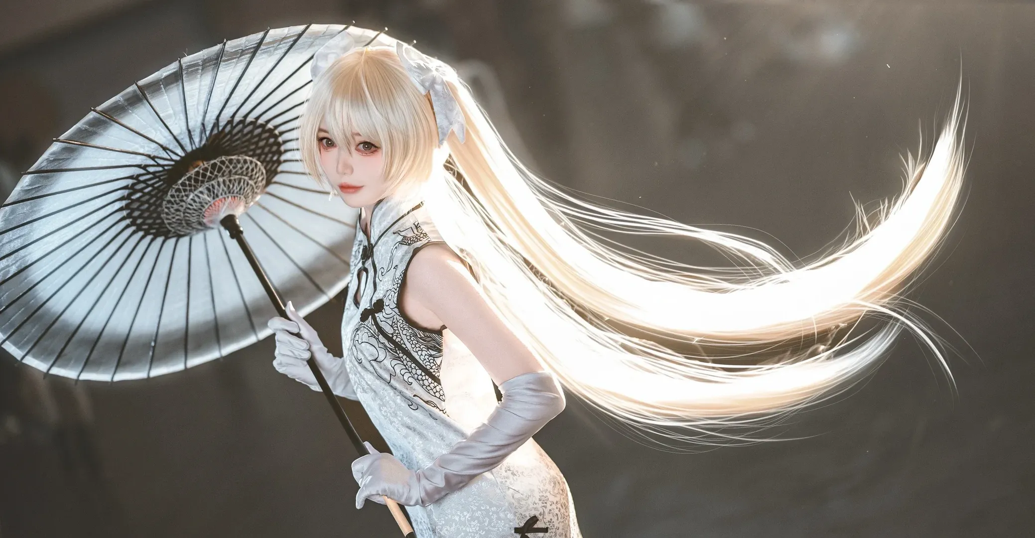 【春日野穹cos】逆光下的白旗袍与长发漫展记录 - 第 3 张