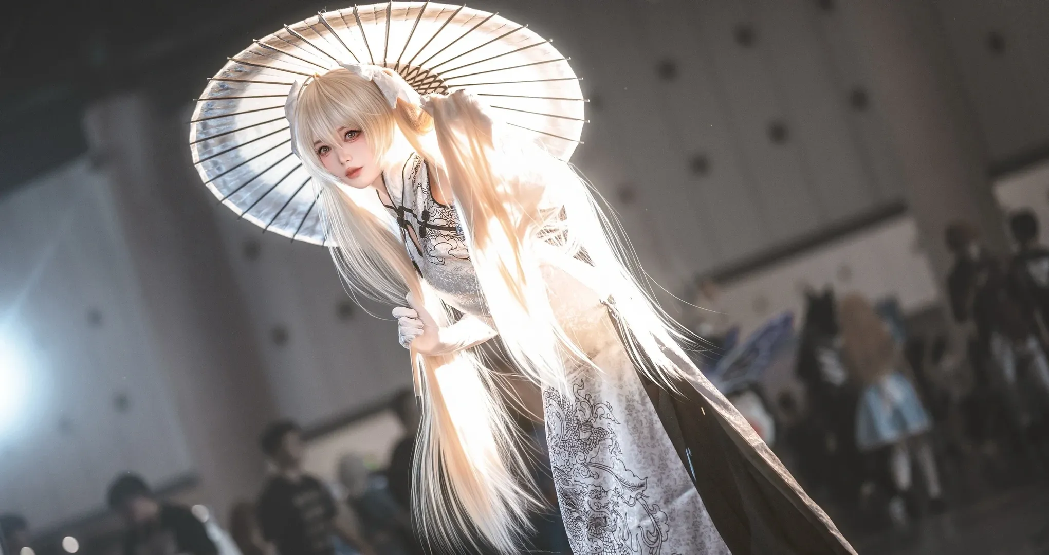 【春日野穹cos】逆光下的白旗袍与长发漫展记录 - 第 4 张