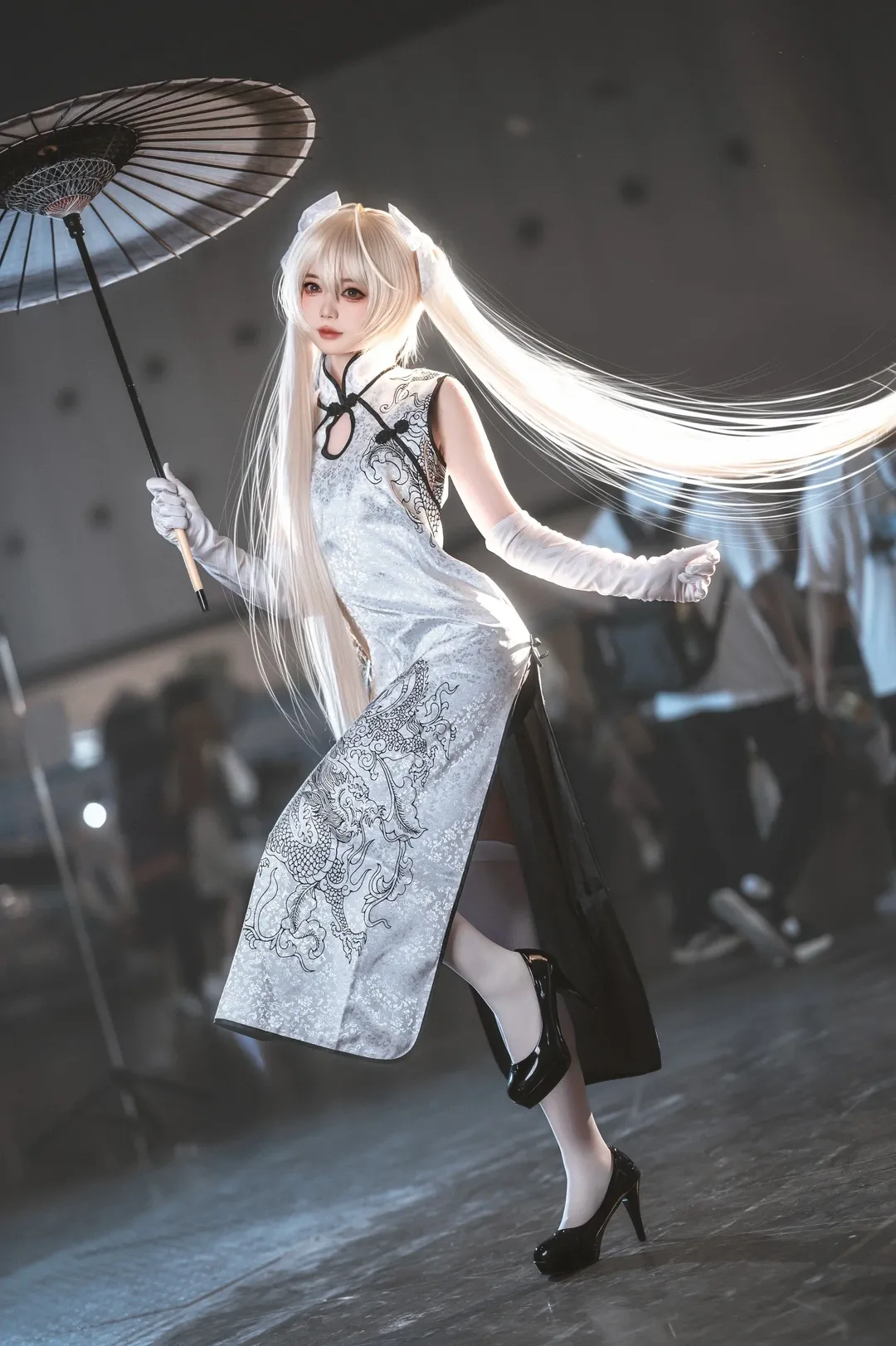 【春日野穹cos】逆光下的白旗袍与长发漫展记录