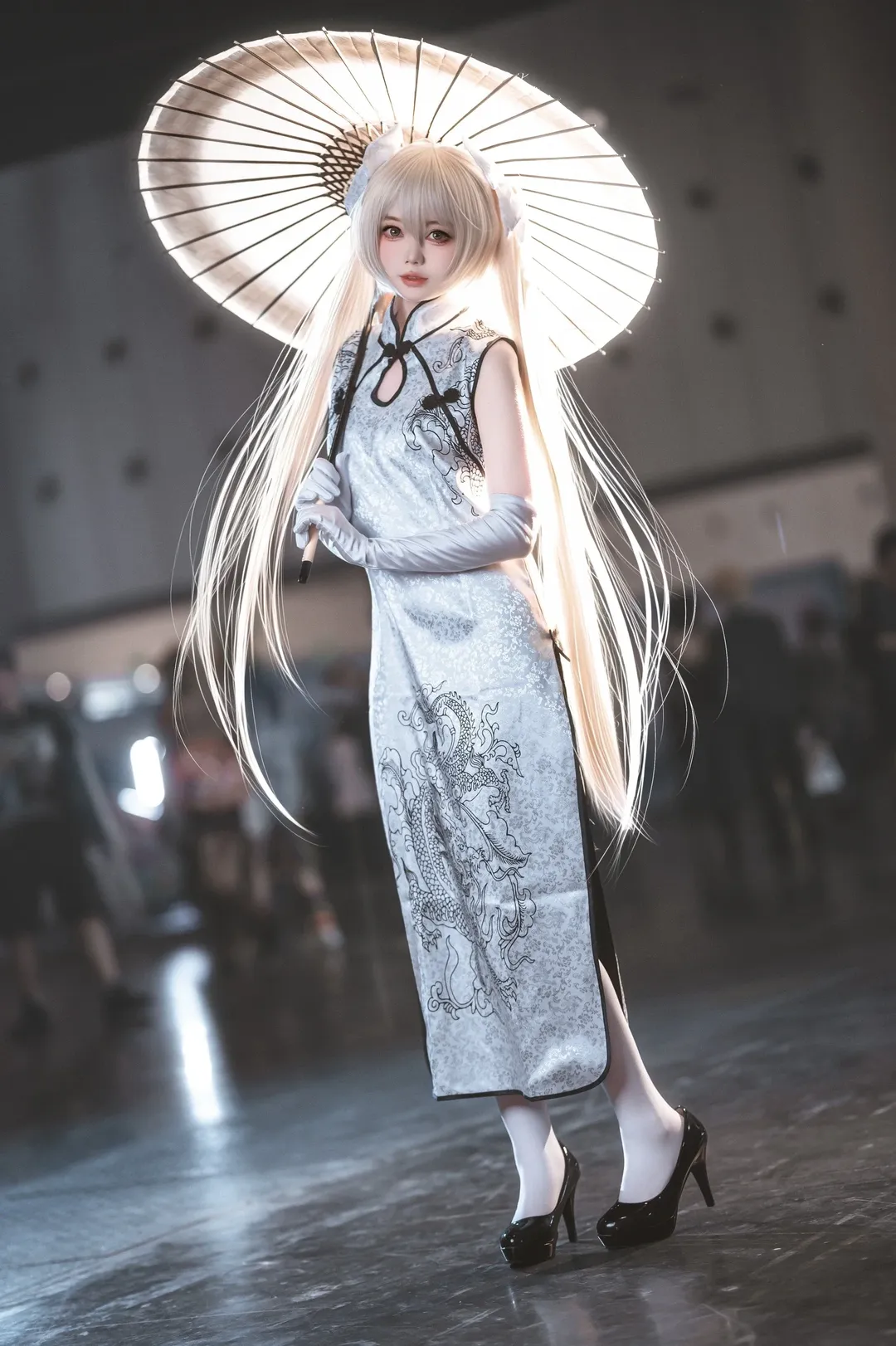 【春日野穹cos】逆光下的白旗袍与长发漫展记录 - 第 6 张