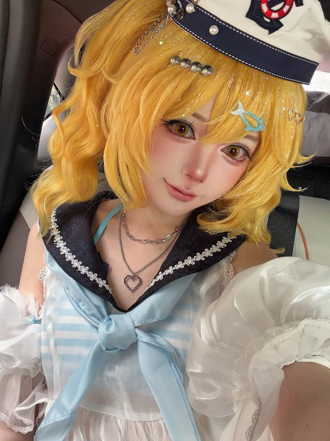 On the way to the CD30 Comic Convention, snapping casual photos wearing a Blonde wig and Sailor suit cosplay