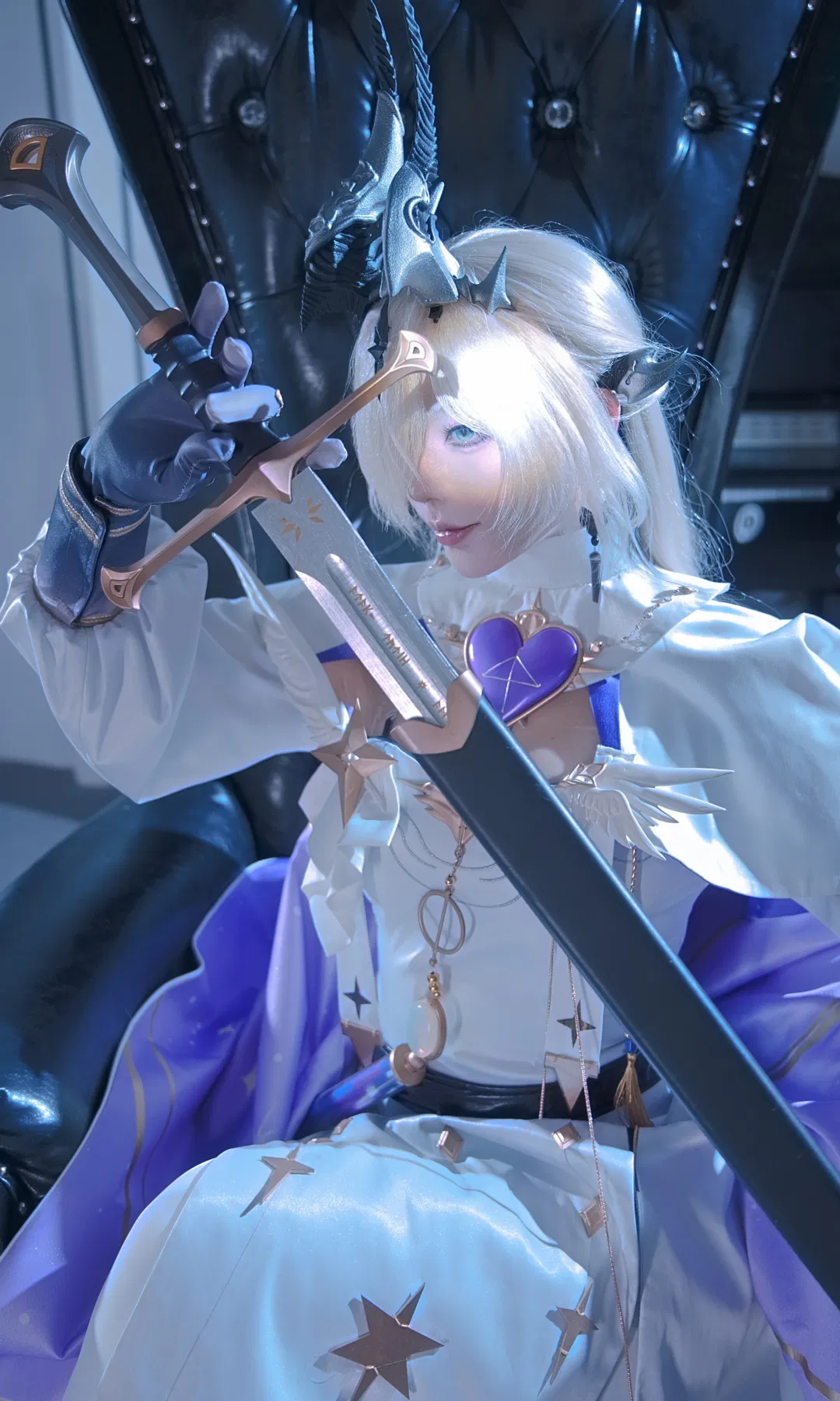 【死芒cos】明日方舟 白紫披風下的冷豔裁決者 - 第 1 張