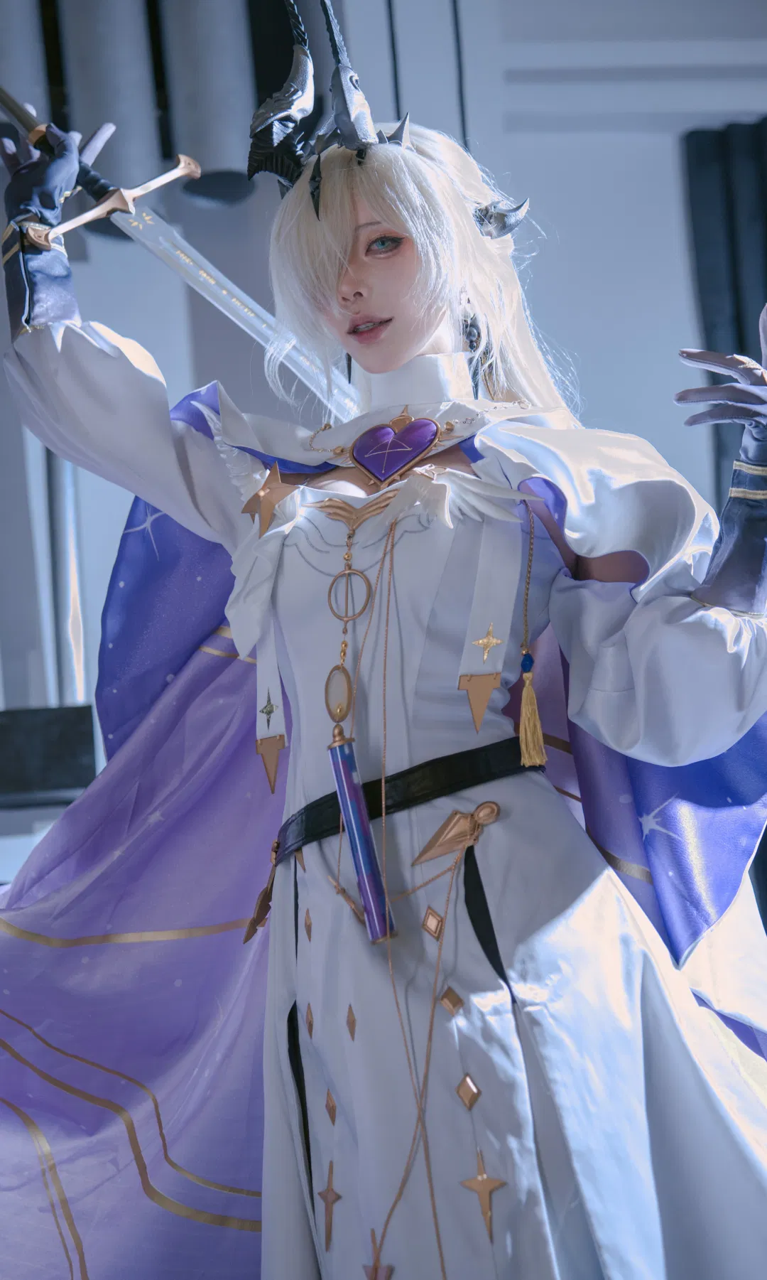 【死芒cos】明日方舟 白紫披風下的冷豔裁決者 - 第 2 張