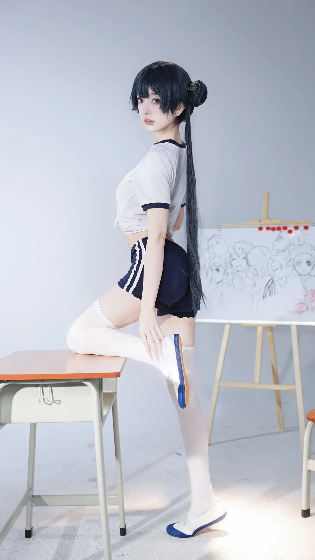 【妃咲cos】蔚蓝档案体操服白丝，教室里的心跳瞬间 - 第 3 张
