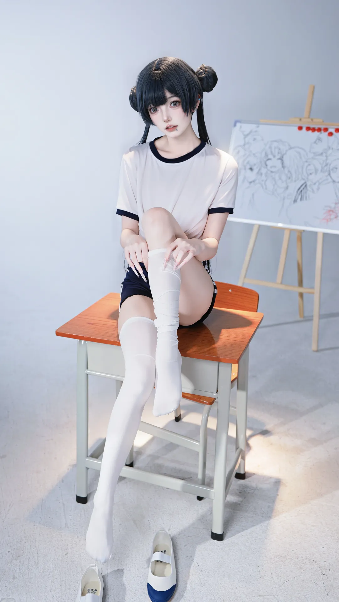 【妃咲cos】蔚蓝档案体操服白丝，教室里的心跳瞬间 - 第 4 张