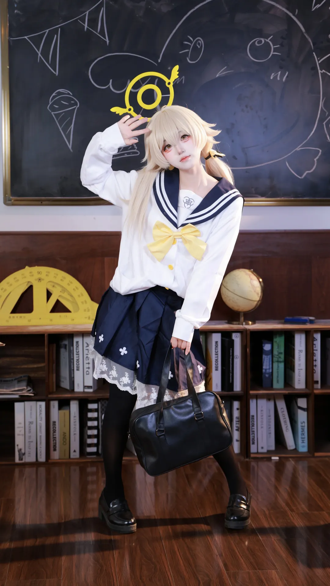 【日富美cos】蔚蓝档案里的校园日常，水手服搭配黑丝 - 第 1 张