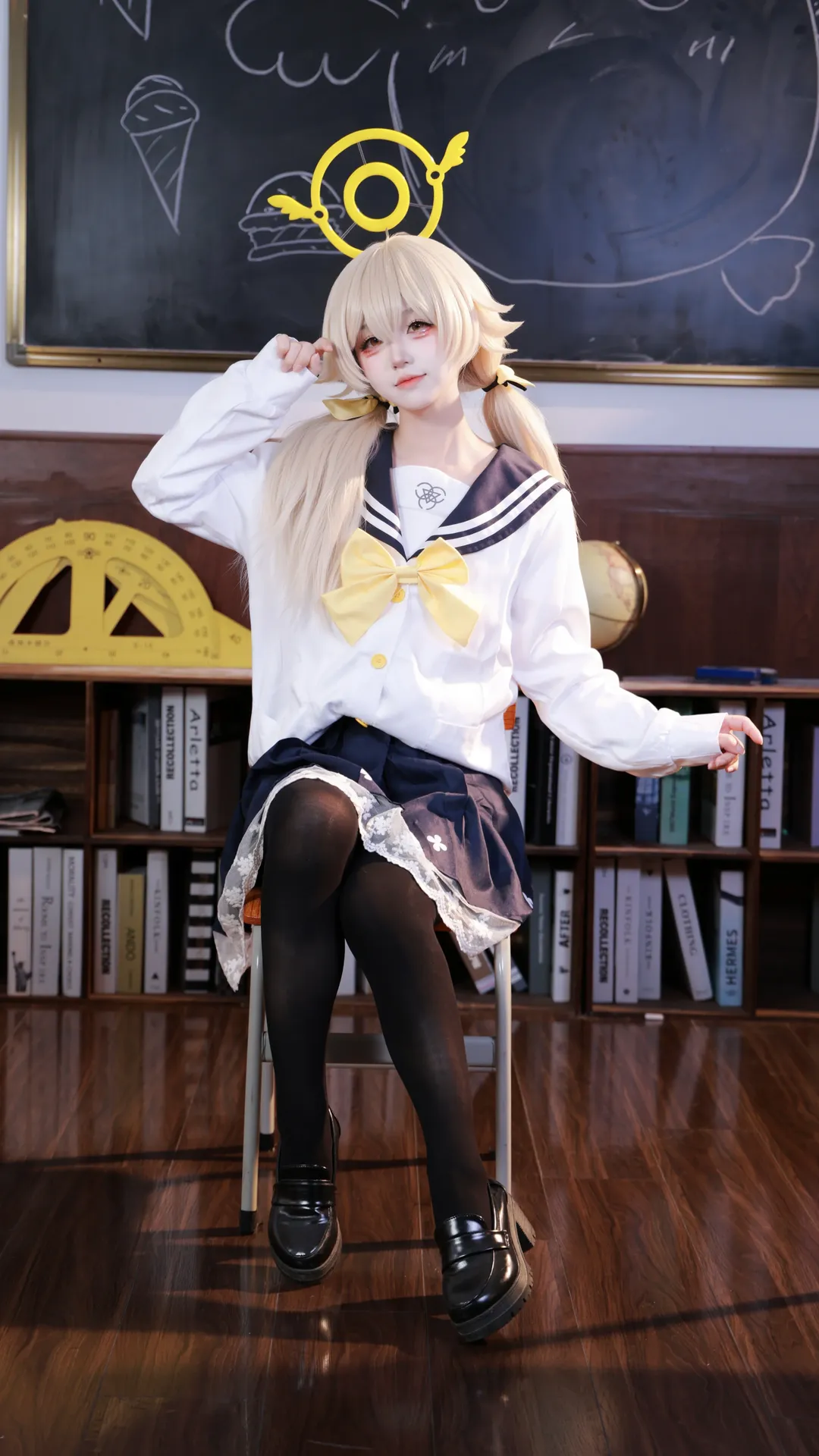 【日富美cos】蔚蓝档案里的校园日常，水手服搭配黑丝 - 第 2 张