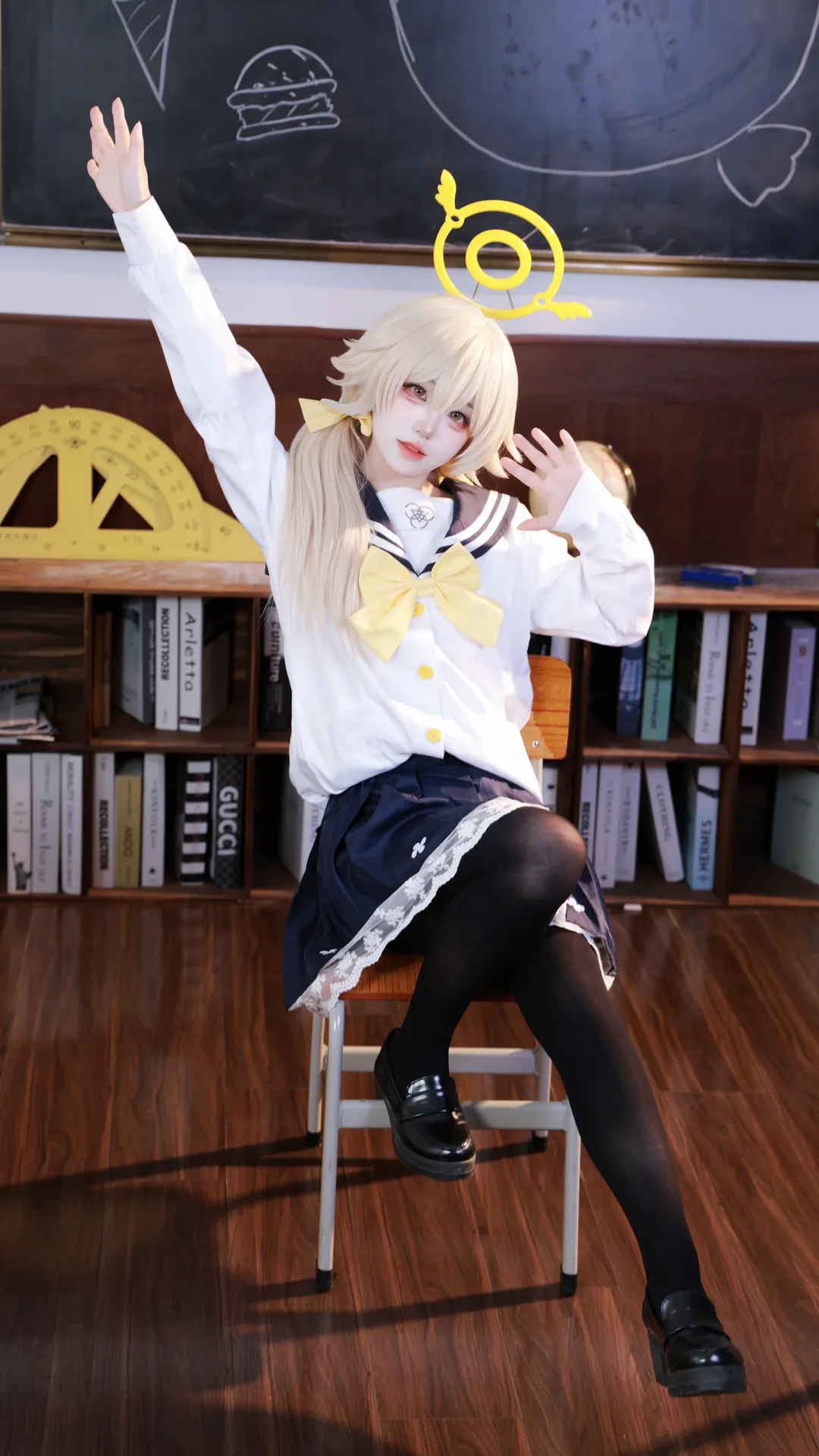 【日富美cos】蔚蓝档案里的校园日常，水手服搭配黑丝 - 第 3 张