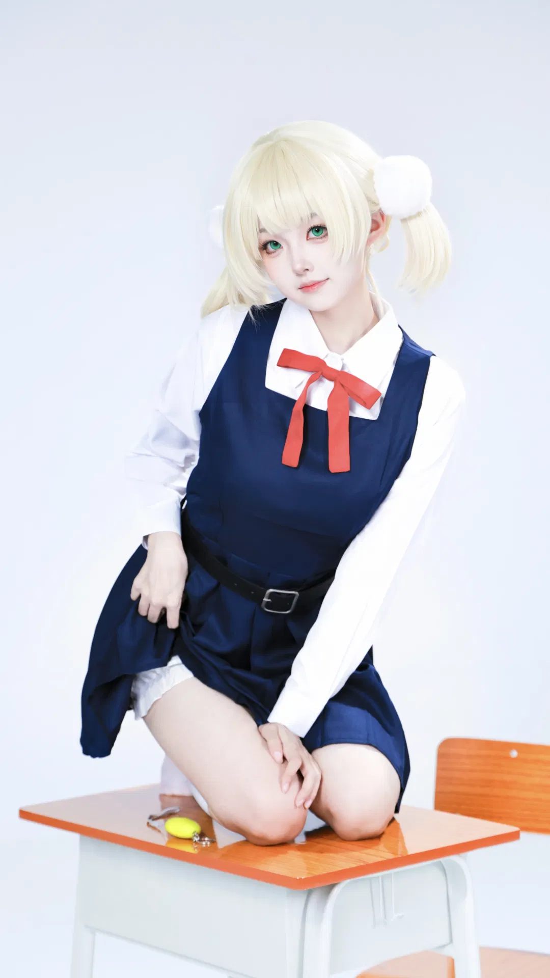 【时雨羽衣cos】教室里的课桌椅与白丝双马尾 - 第 1 张