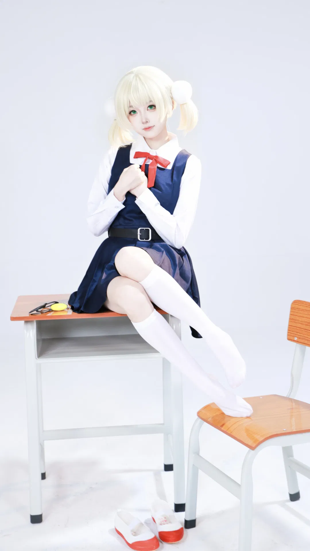 【时雨羽衣cos】教室里的课桌椅与白丝双马尾 - 第 2 张