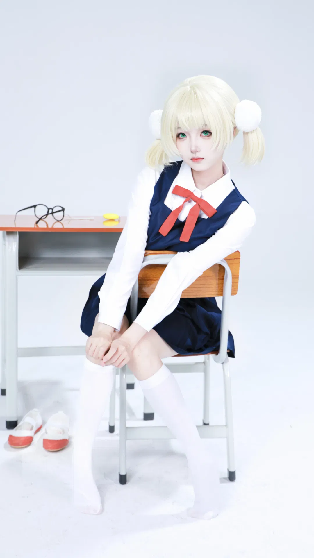 【时雨羽衣cos】教室里的课桌椅与白丝双马尾 - 第 3 张