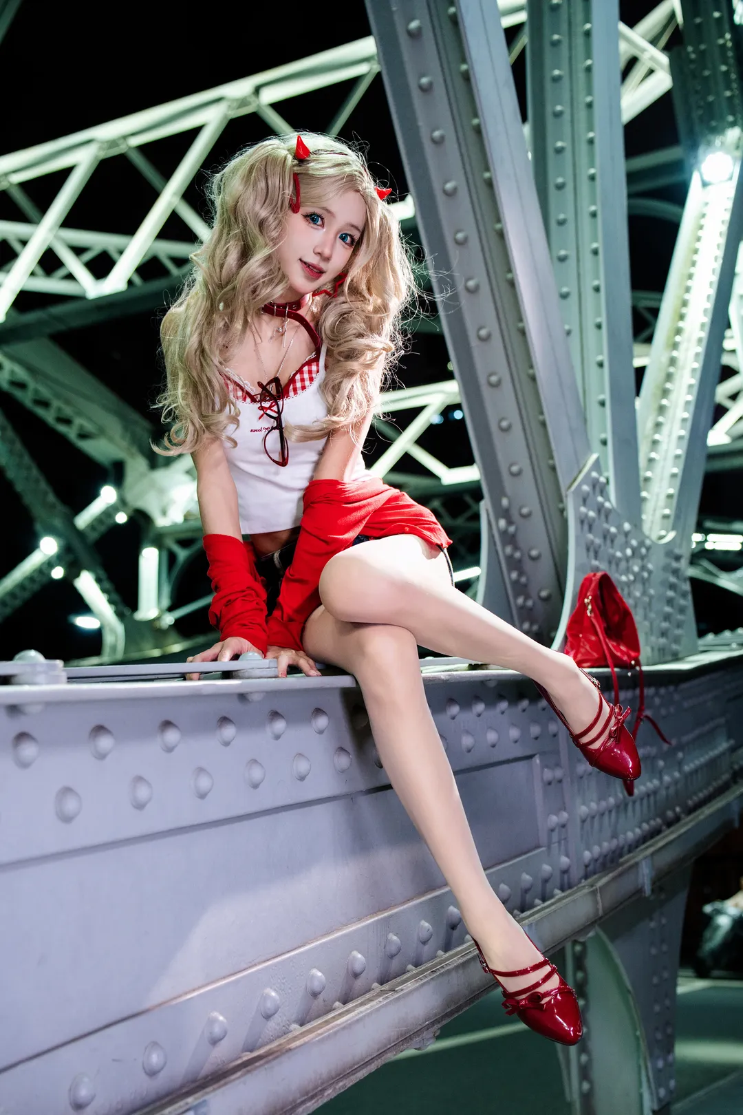 【高卷杏cos】女神异闻录5的红白辣妹夜景氛围拉满 - 第 6 张