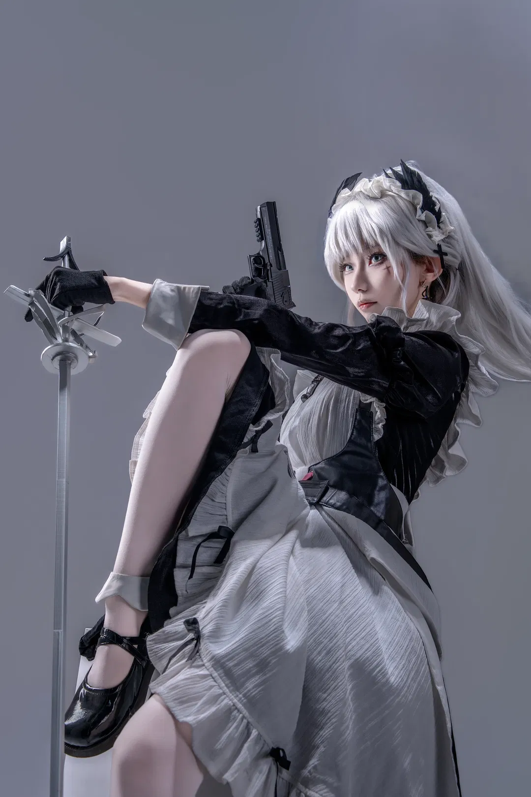 【艾丽妮cos】明日方舟战斗女仆动作参考 - 第 10 张