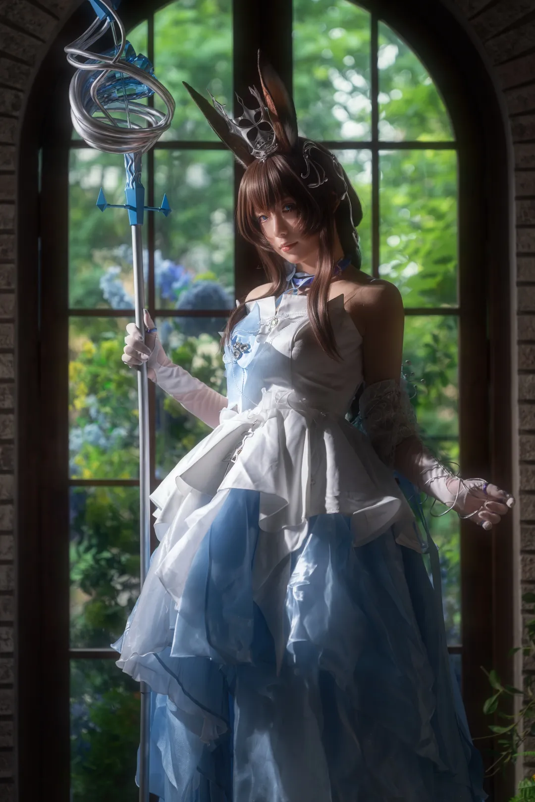 【阿米婭cos】明日方舟音律聯覺，窗邊光影下的奇幻記錄 - 第 1 張
