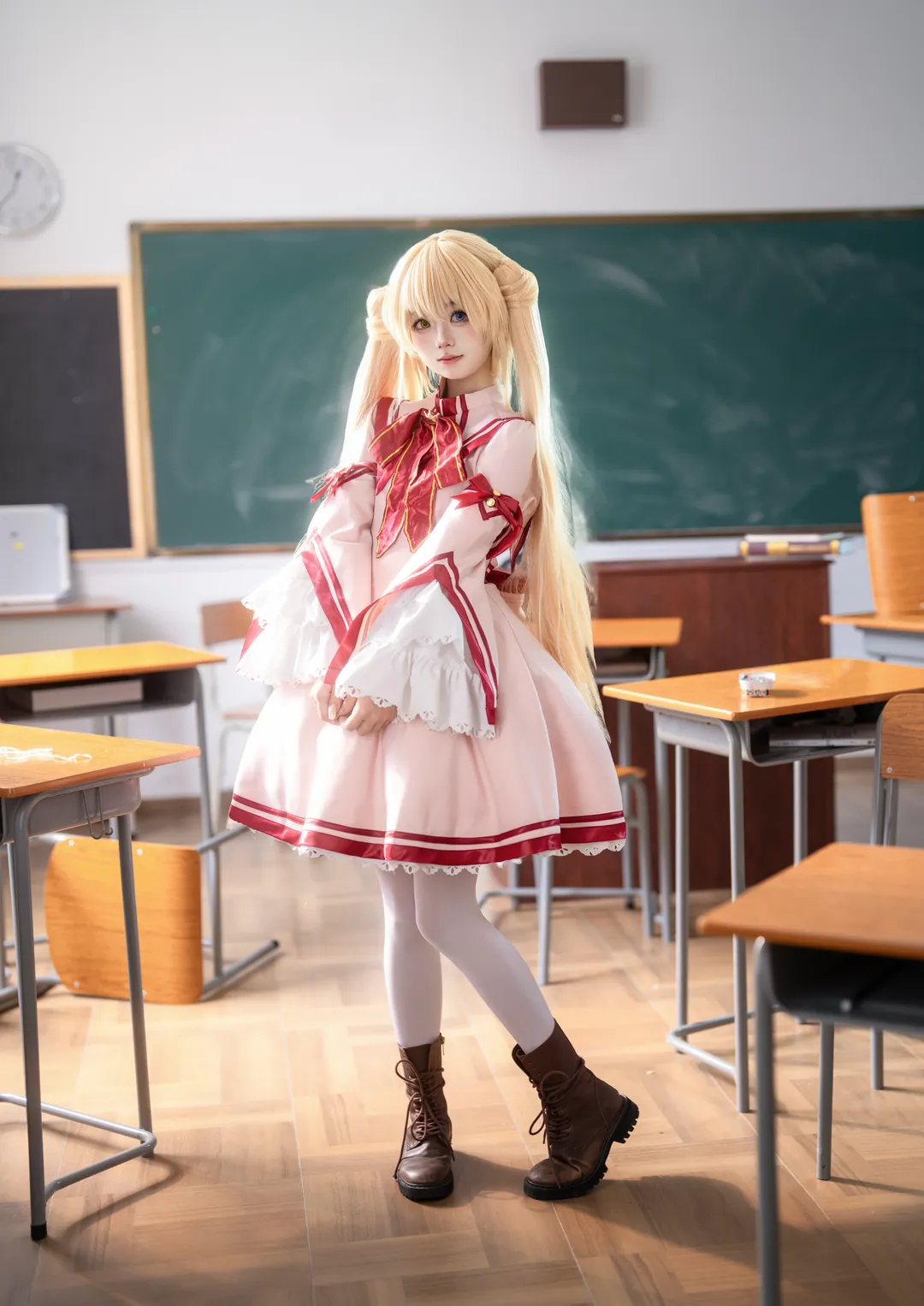 【中津靜流cos】白絲與紅邊裙襬的教室日常 - 第 1 張