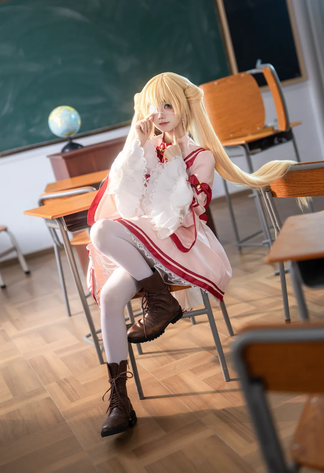 【中津靜流cos】白絲與紅邊裙襬的教室日常 - 第 2 張