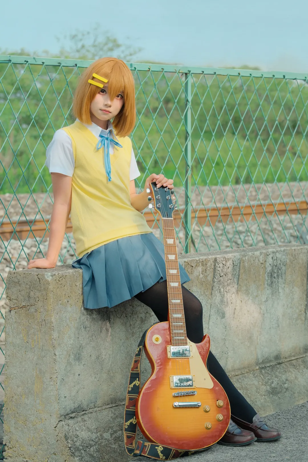 【平澤唯cos】輕音少女的放學日常，抱著吉他坐在鐵路邊 - 第 1 張
