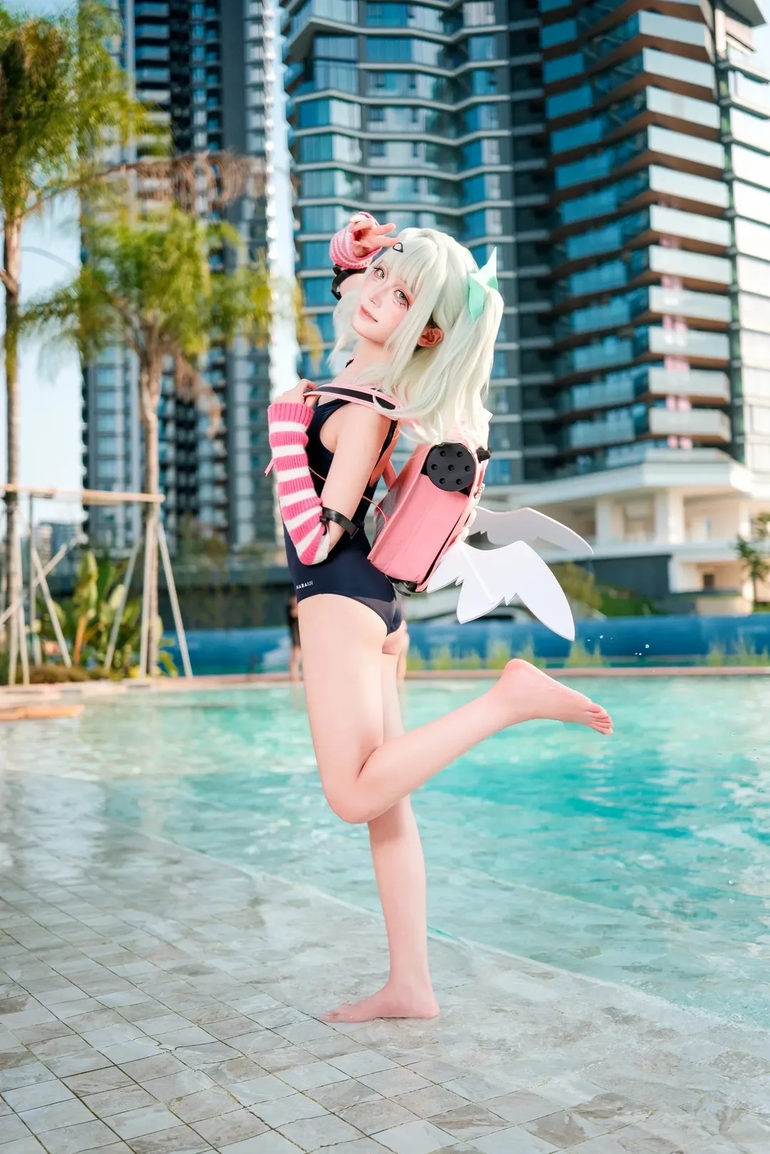 【千夏cos】绝区零的夏天，当然要在泳池边拍出好心情 - 第 1 张