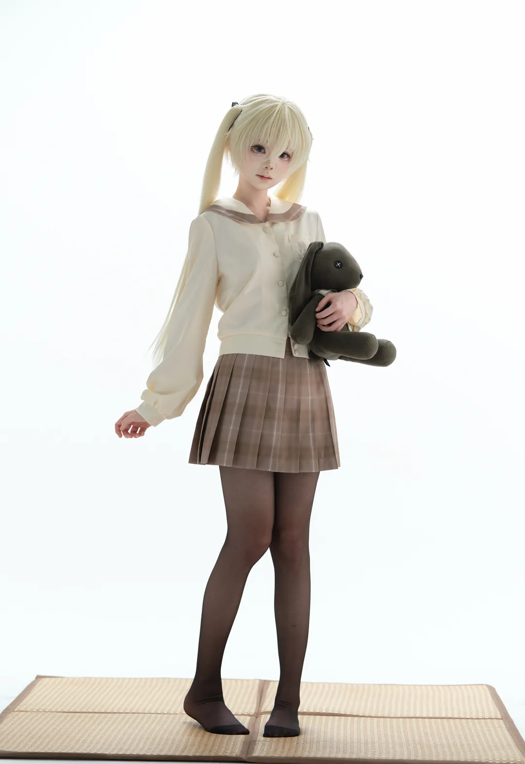 【春日野穹cos】JK制服搭配黑丝，棚拍纯白背景的细节记录 - 第 2 张